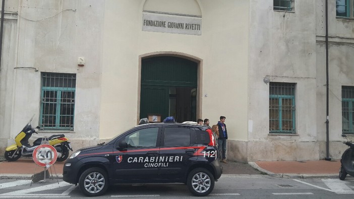 Blitz antidroga dei Carabinieri al liceo Issel di Finale Ligure, controllati zaini e scooter Blitz antidroga dei Carabinieri al liceo Issel di Finale Ligure, controllati zaini e scooter