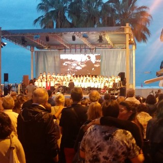 Laigueglia, in piazza Marconi il concerto del Coro Voci Bianche dei bambini