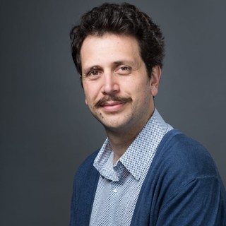 Spotorno, Christian Olcese porta in scena lo spettacolo "La poesia non è una cosa per giovani – andare a capo non vuol dire fare poesia"