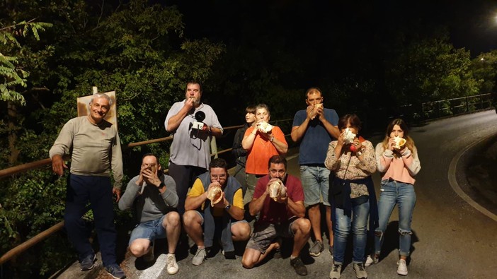 Anche a Calice ligure rivive l'antica tradizione dei corni, il saluto al vedovo che si risposa