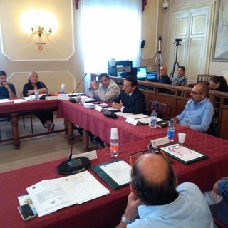 Bilancio consolidato ad Alassio, minoranza attacca: "Alto disavanzo, ma non si abbassano le tasse ai cittadini"