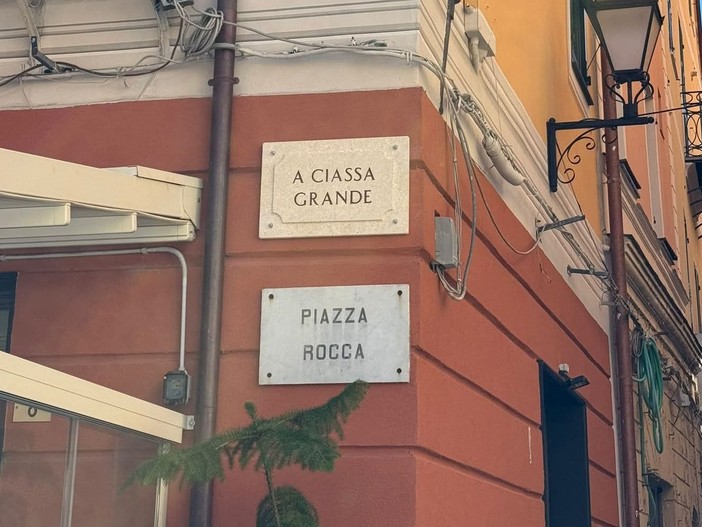 Loano, posata in piazza Rocca la targa “A ciassa grande”