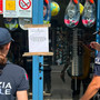 Finale Ligure, alcolici ai minori  di 16 anni e cibo scaduto: chiusura di 10 giorni per un minimarket