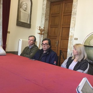 Savona, comitato aree canine contro l'ordinanza anti escrementi: "Non fate compere nei negozi del centro"