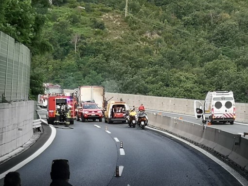 Camion in fiamme sulla A10: riaperto tratto autostradale in direzione Savona Camion in fiamme sulla A10: riaperto tratto autostradale in direzione Savona