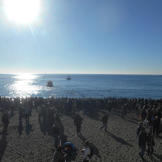 Cimento numero 65 a Varazze, un tuffo in mare per 154 coraggiosi
