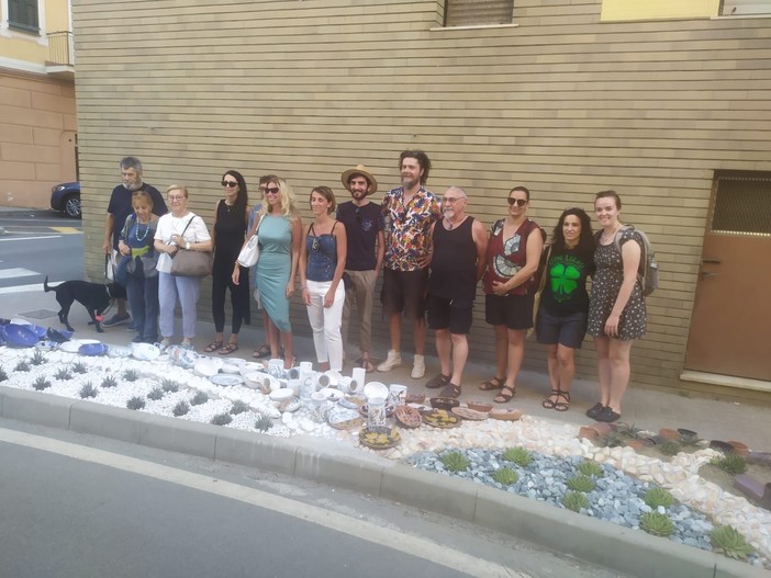 Cocci a Spiaggia, ciotole e cilindri in ceramica abbelliscono una rinnovata aiuola ad Albisola Cocci a Spiaggia, ciotole e cilindri in ceramica abbelliscono una rinnovata aiuola ad Albisola