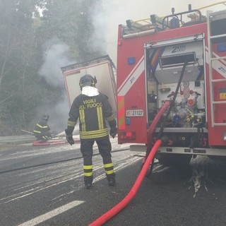 Camion si ribalta e prende fuoco sulla A10 tra Albisola e Celle Ligure: due feriti al San Paolo
