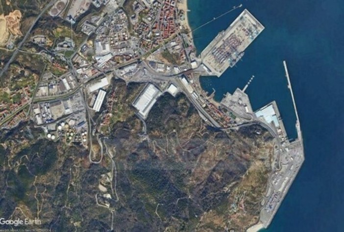 Collina sopra il porto di Vado, sospesa l'asta di vendita: una frana dovrà essere messa in sicurezza