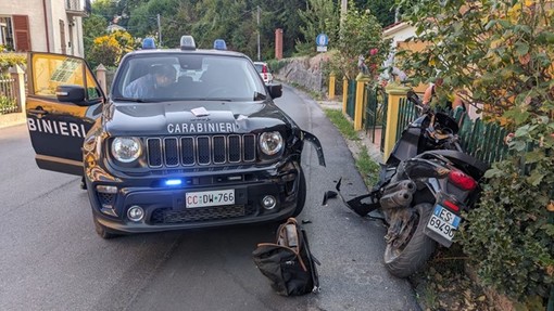 Sospetti in fuga su uno scooter causano incidente con i Carabinieri di Altare: uno è fuggito, l’altro denunciato Sospetti in fuga su uno scooter causano incidente con i Carabinieri di Altare: uno è fuggito, l’altro denunciato