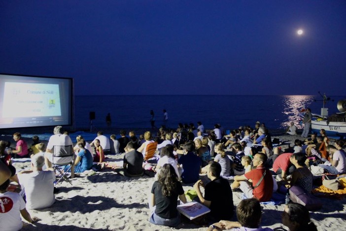 Una serata di cinema sulla spiaggia a Noli Una serata di cinema sulla spiaggia a Noli