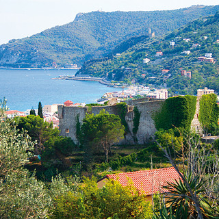 Il castello di Spotorno: sarà il nucleo del progetto di riqualificazione, il Comune in trattativa per l'acquisto