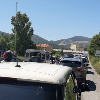 Vado, i lavori sulla strada di scorrimento mandano in tilt la viabilità. Gli automobilisti: “Non bastava la coda in autostrada” (Foto e Video)