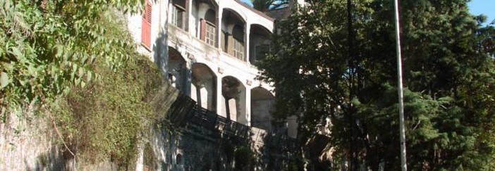Savona, ex albergo Miramare, degrado e abbandono in attesa di un recupero che tarda ad arrivare Savona, ex albergo Miramare, degrado e abbandono in attesa di un recupero che tarda ad arrivare