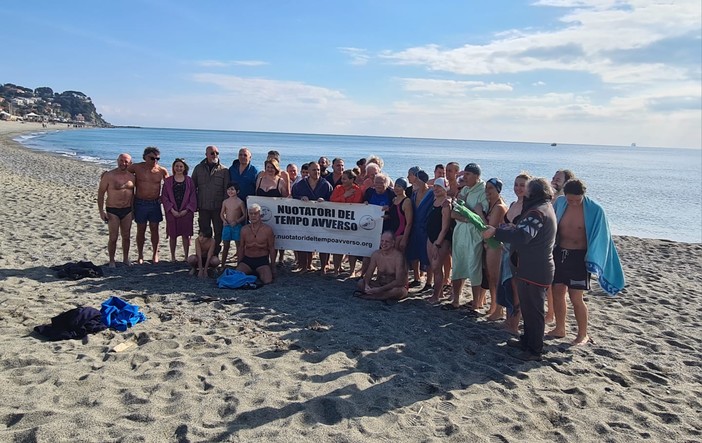 Cimento delle Albisole, una cinquantina i partecipanti alla ciumba nel mare albisolese (FOTO)