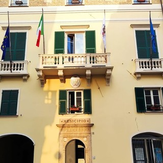 Pietra, il consigliere Carrara all'attacco sui manifesti pro De Vincenzi: "Luigi resta che il cemento farà festa"