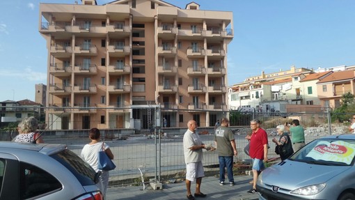 Addio alla gru in via Carloforte ad Albenga Addio alla gru in via Carloforte ad Albenga