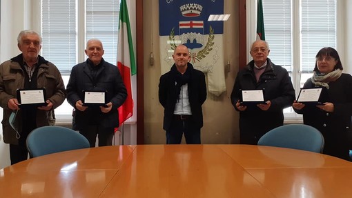 Carcare, visite guidate alla scoperta del "Collegio": il comune consegna una targa di ringraziamento ai volontari