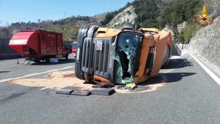 Cisterna ribaltata sulla A10, completata la bonifica in serata la riapertura a doppio senso di marcia del tratto Cisterna ribaltata sulla A10, completata la bonifica in serata la riapertura a doppio senso di marcia del tratto