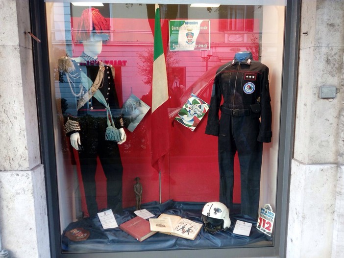 Savona, una vetrina con le uniformi dei Carabinieri nella Farmacia “Della Ferrera” Savona, una vetrina con le uniformi dei Carabinieri nella Farmacia “Della Ferrera”