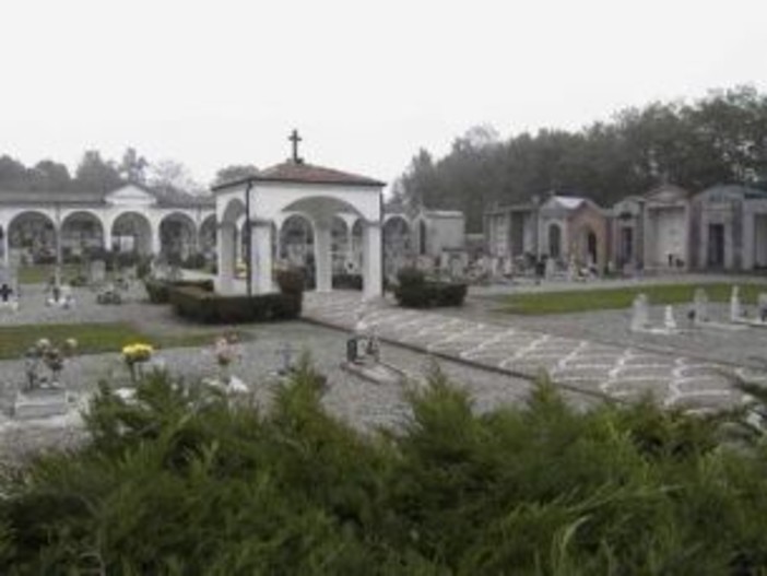 Altare, anziana derubata mentre si trova al cimitero Altare, anziana derubata mentre si trova al cimitero