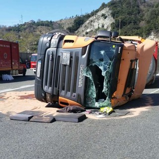 Camion ribaltato sulla A10 tra Varazze e Arenzano: ferito l'autista
