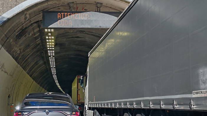 Camion finisce di traverso tra Varazze e Celle, autista ferito: chiusa temporaneamente l'A10 (AGG: Riaperta) Camion finisce di traverso tra Varazze e Celle, autista ferito: chiusa temporaneamente l'A10 (AGG: Riaperta)
