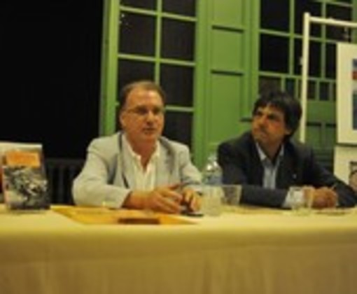 Pier Paolo Cervone presenta il suo libro ad Albissola Marina Pier Paolo Cervone presenta il suo libro ad Albissola Marina