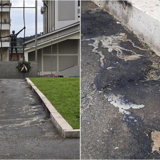 Savona, dopo la fiaccolata del 24 aprile piazza Martiri ancora da ripulire dalla cera delle fiaccole