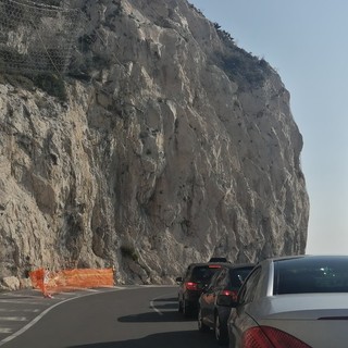 Tornano operai e semaforo a Capo Noli: riprendono i lavori di messa in sicurezza delle falesie, senso unico sull'Aurelia