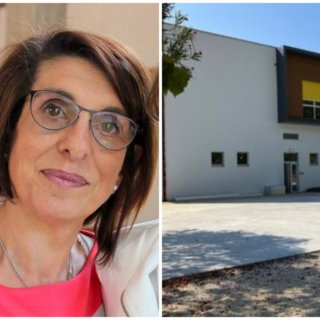 Muore tre giorni dopo essere stata colpita da una finestra a scuola: aveva 65 anni. Si attende l'autopsia