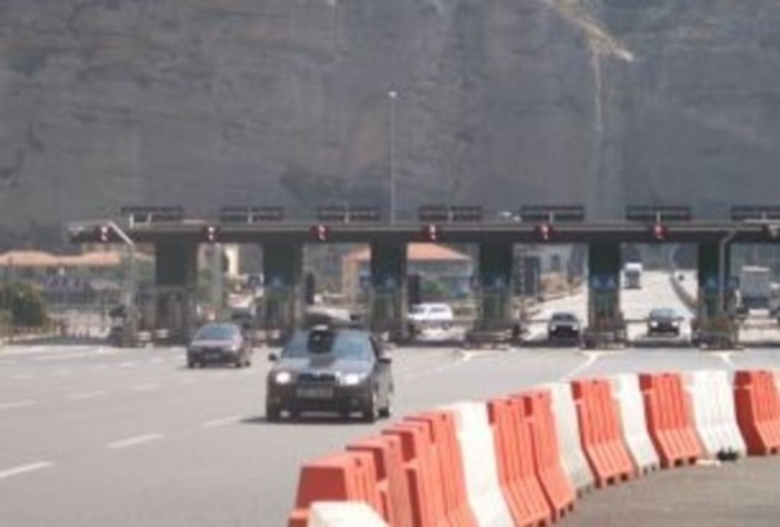 Ventimiglia: migranti sulla A10, autostrada chiusa per 20 minuti tra la città di confine e Mentone