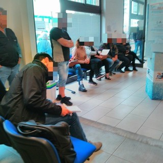 Ultimo giorno per la rottamazione delle cartelle, lunghe code e disagi all'Agenzia delle Entrate di Albenga