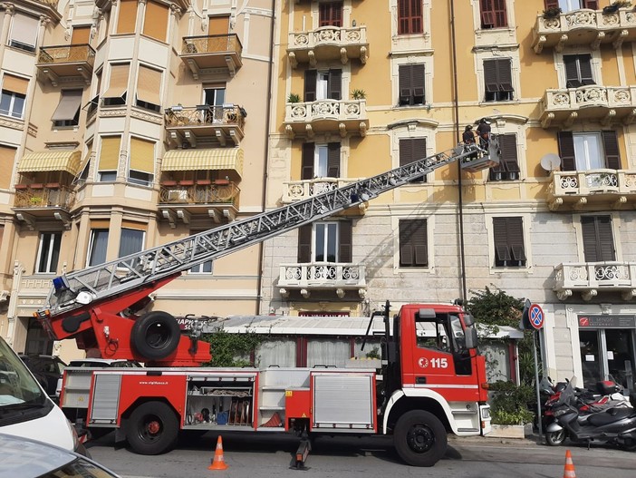 Savona, caduta calcinacci in corso Colombo: vigili del fuoco mobilitati (FOTO)