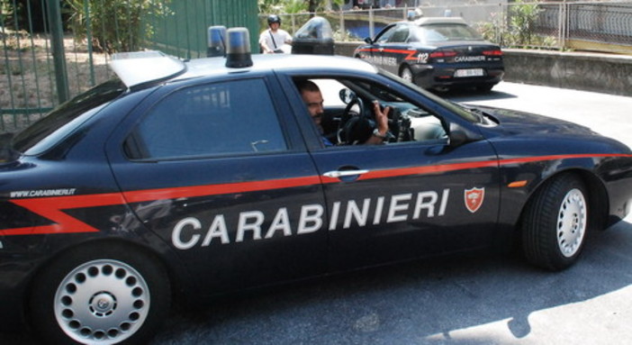 Laigueglia, 22enne denunciato dai carabinieri per aver colpito un 30enne con una sedia
