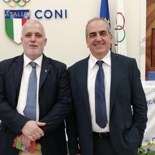 Il compianto Gianni Pastorino (a destra) col sindaco Camiciottoli (a sinistra)