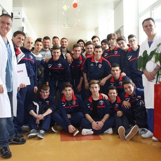 Calcio e solidarietà: emozioni e sorrisi per la visita degli Allievi del Vado all'Ospedale San Paolo