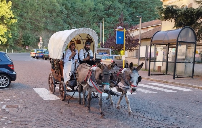 In calesse dalla Francia per incontrare il Papa, passando per la Val Bormida: il viaggio avventuroso di Charlotte e Céleste In calesse dalla Francia per incontrare il Papa, passando per la Val Bormida: il viaggio avventuroso di Charlotte e Céleste