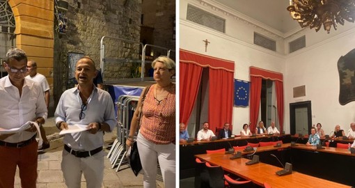 Albenga, sui profughi il Consiglio comunale si spacca: minoranza in piazza, maggioranza in sala consiliare (FOTO)