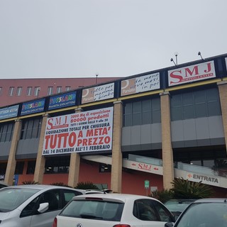Albenga, chiude il negozio dei cinesi sopra l'ex Trony