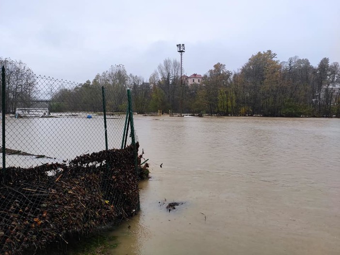Dego, una giornata di volontariato per pulire il campo sportivo alluvionato Dego, una giornata di volontariato per pulire il campo sportivo alluvionato