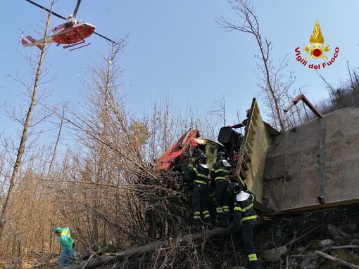 Mallare, si ribalta un camion in località Bresca: conducente trasportato in codice giallo al Santa Corona