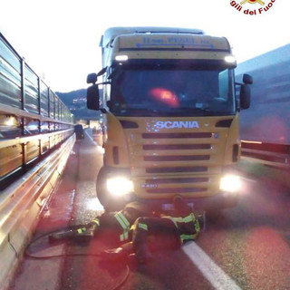In fiamme la ruota di un camion sulla A10: intervento dei vigili del fuoco