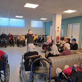 Savona, i militi della Croce Bianca regalano sorrisi e svago ai "nonni" della RSA La Riviera