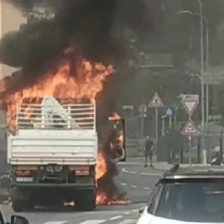 Camion prende fuoco ad Alassio: attimi di paura in via Gastaldi (VIDEO)