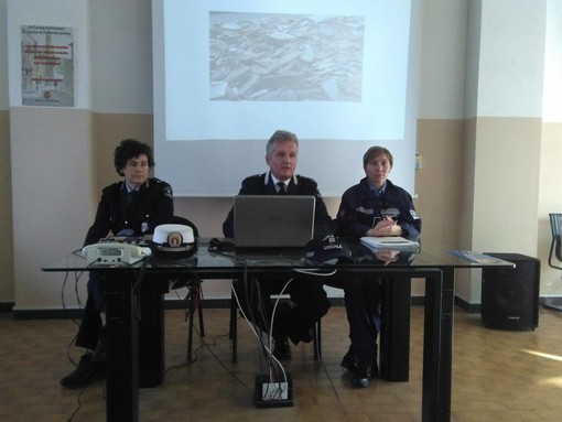 Savona, presentato dalla polizia locale il numero verde per le segnalazioni anti degrado Savona, presentato dalla polizia locale il numero verde per le segnalazioni anti degrado