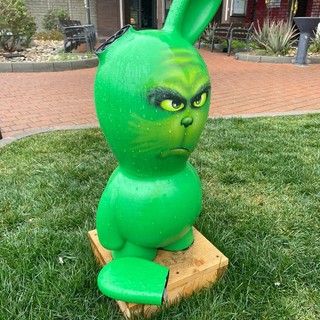 Albisola, danneggiato nuovamente un coniglio "Osvaldo". L'artista: "Siamo a 4 rubati e 4 vandalizzati. No comment"