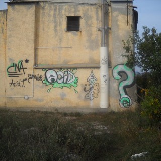 Writer in azione: vandalizzata la chiesa di San Bernardino a Finale