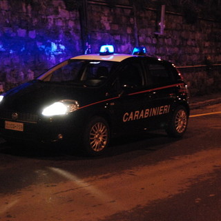Ubriaco danneggia auto in sosta a Spotorno, 20enne denunciato dai carabinieri