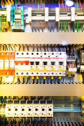 Tipologie di connettori per cavi elettrici: quale scegliere per ogni necessità Tipologie di connettori per cavi elettrici: quale scegliere per ogni necessità